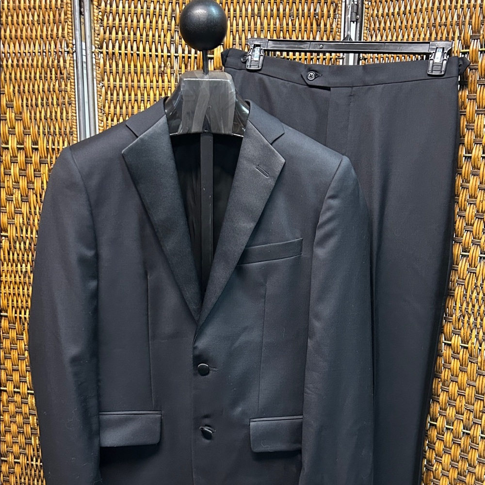 8943 Saks Fifth Avenue “Black” Classic Black Men's Suit Tuxedo 38R/W31